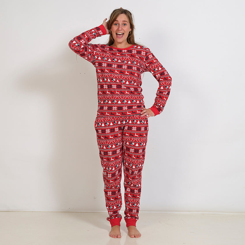 En kvinde iført et par røde julepyjamas.