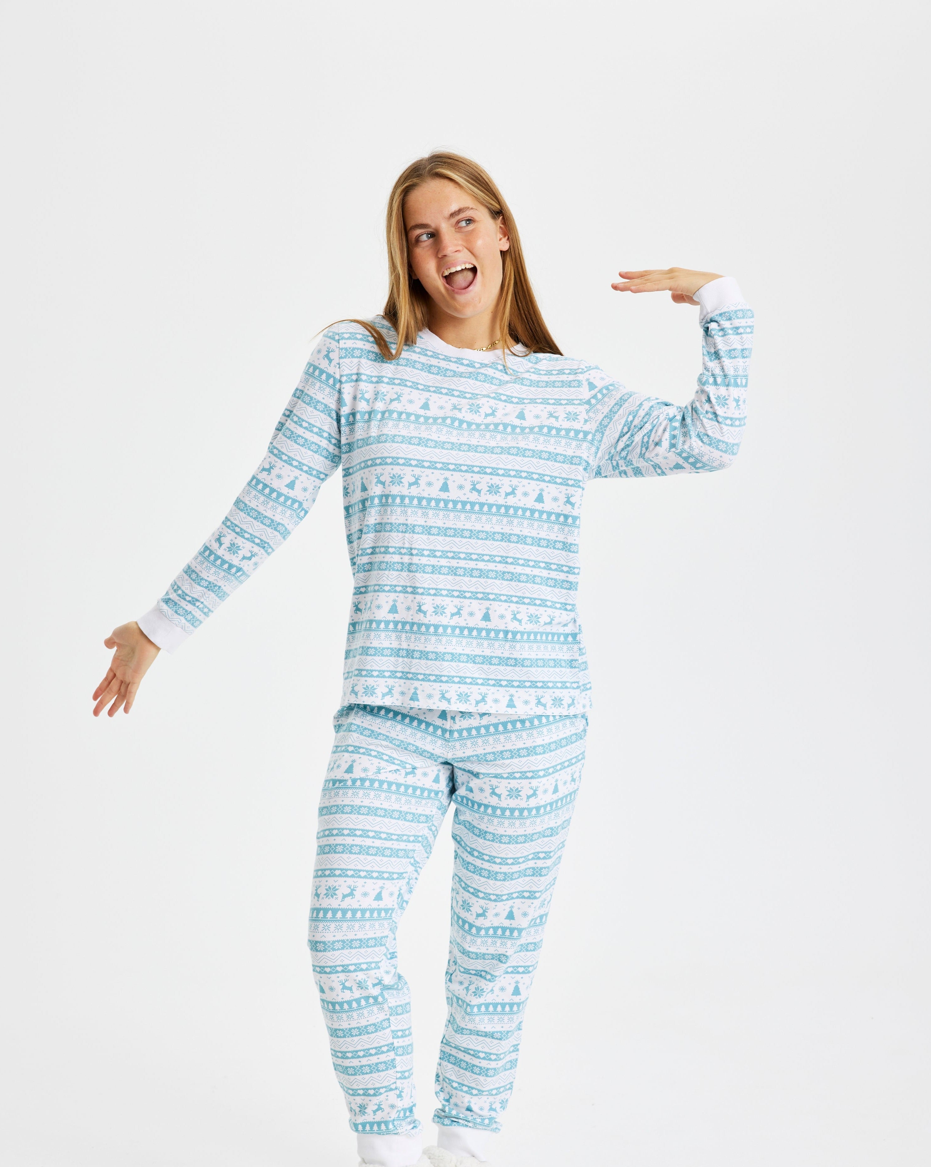 Smilende dame i en blå og hvid julepyjamas fra Julesweaters.dk
