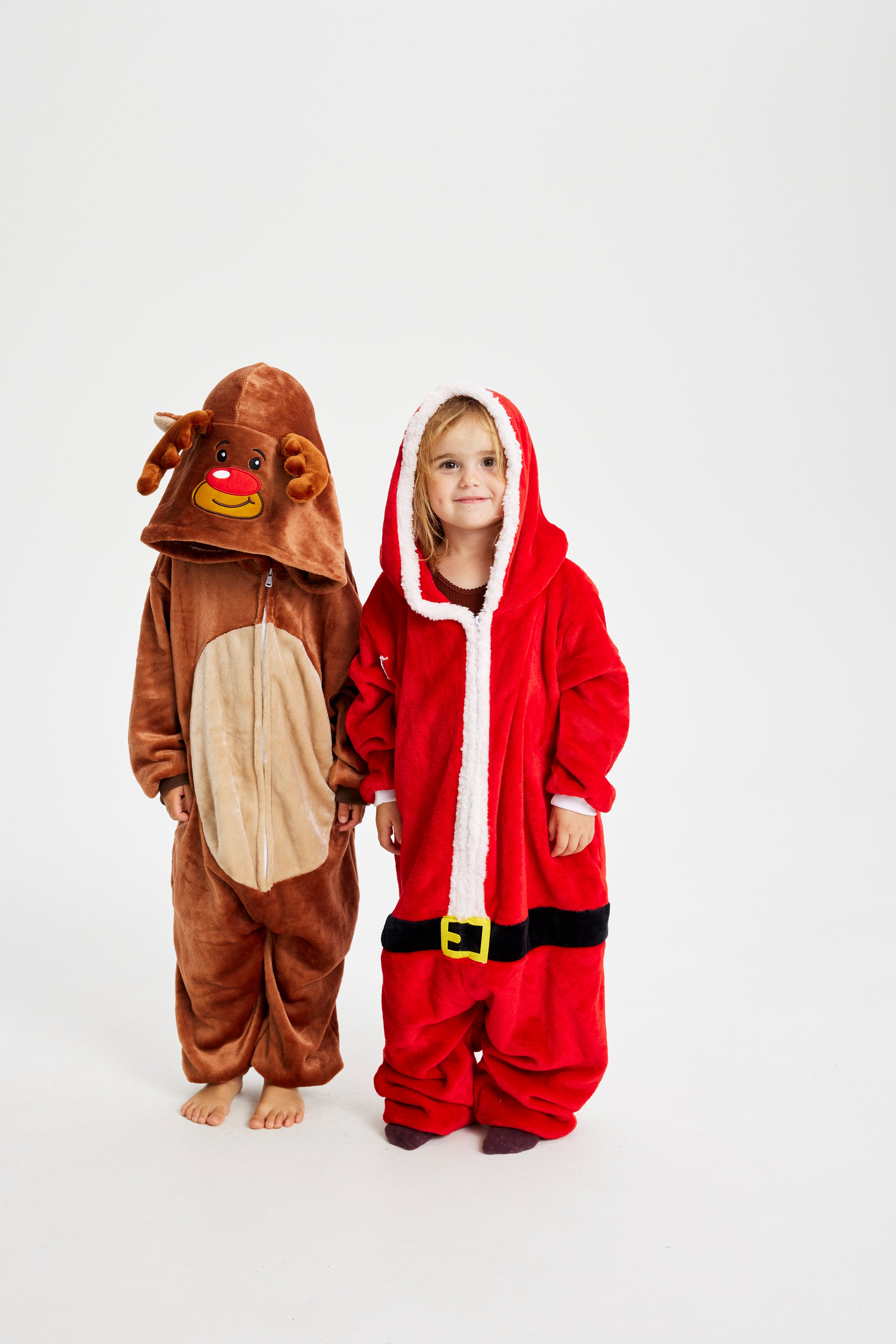 To børn står i hver deres jumpsuit.