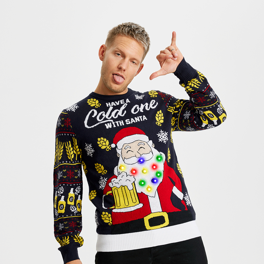 En mand laver en sjov grimasse og er iført en julesweater.