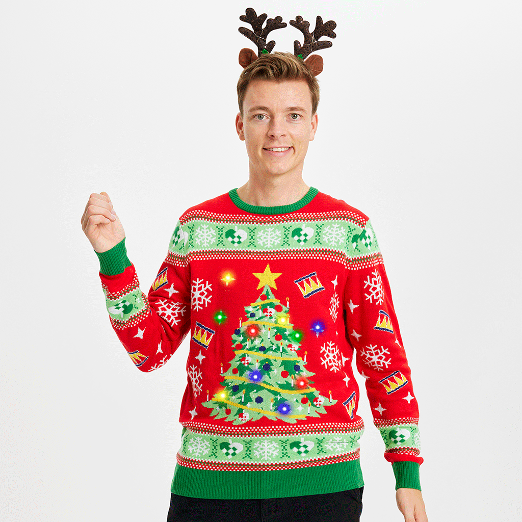 En mand med et rensdyrgevir på er iført en rød julesweater med lys på.