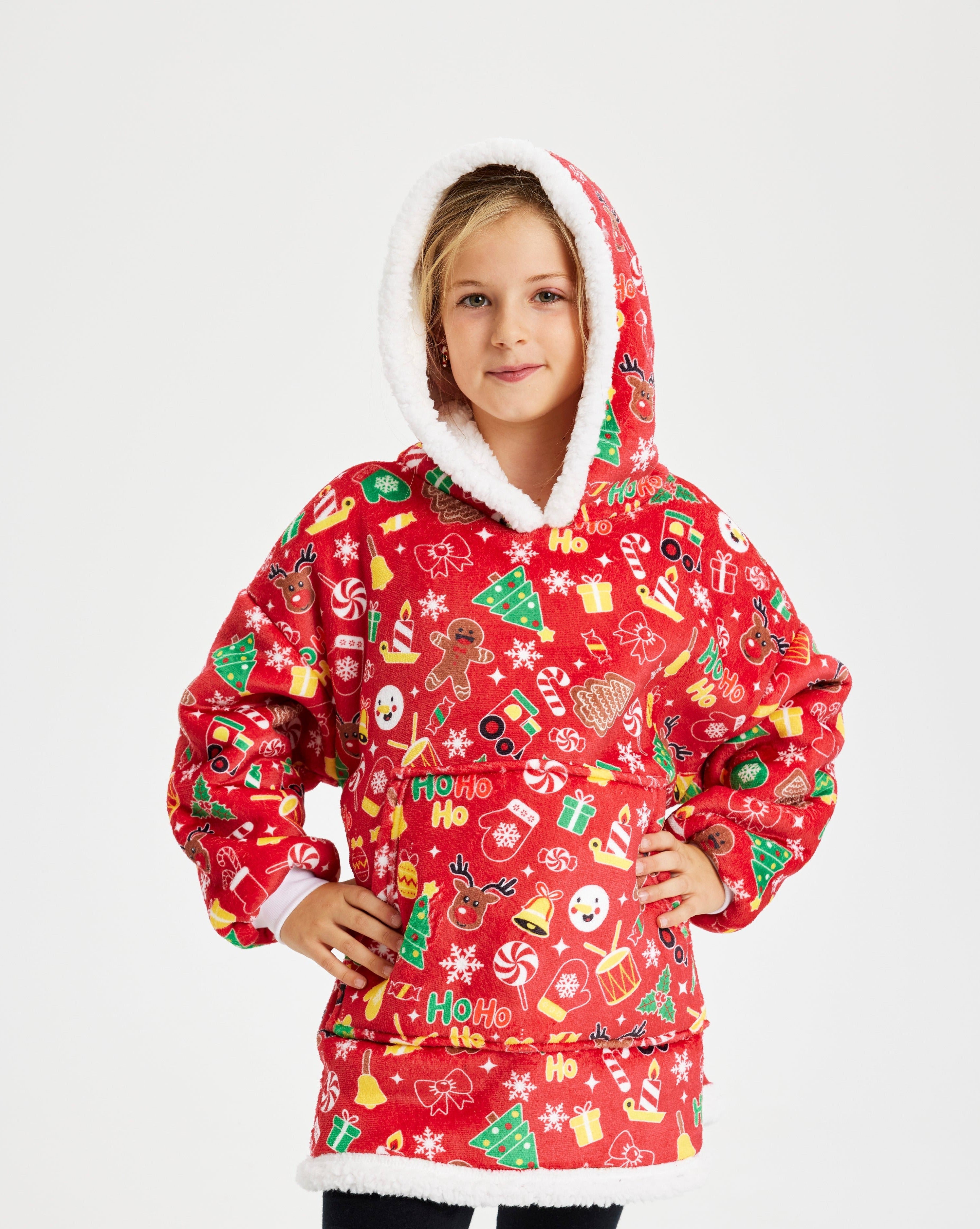 En julehoodie med juleslik, kagemænd, juletræer og gaver.