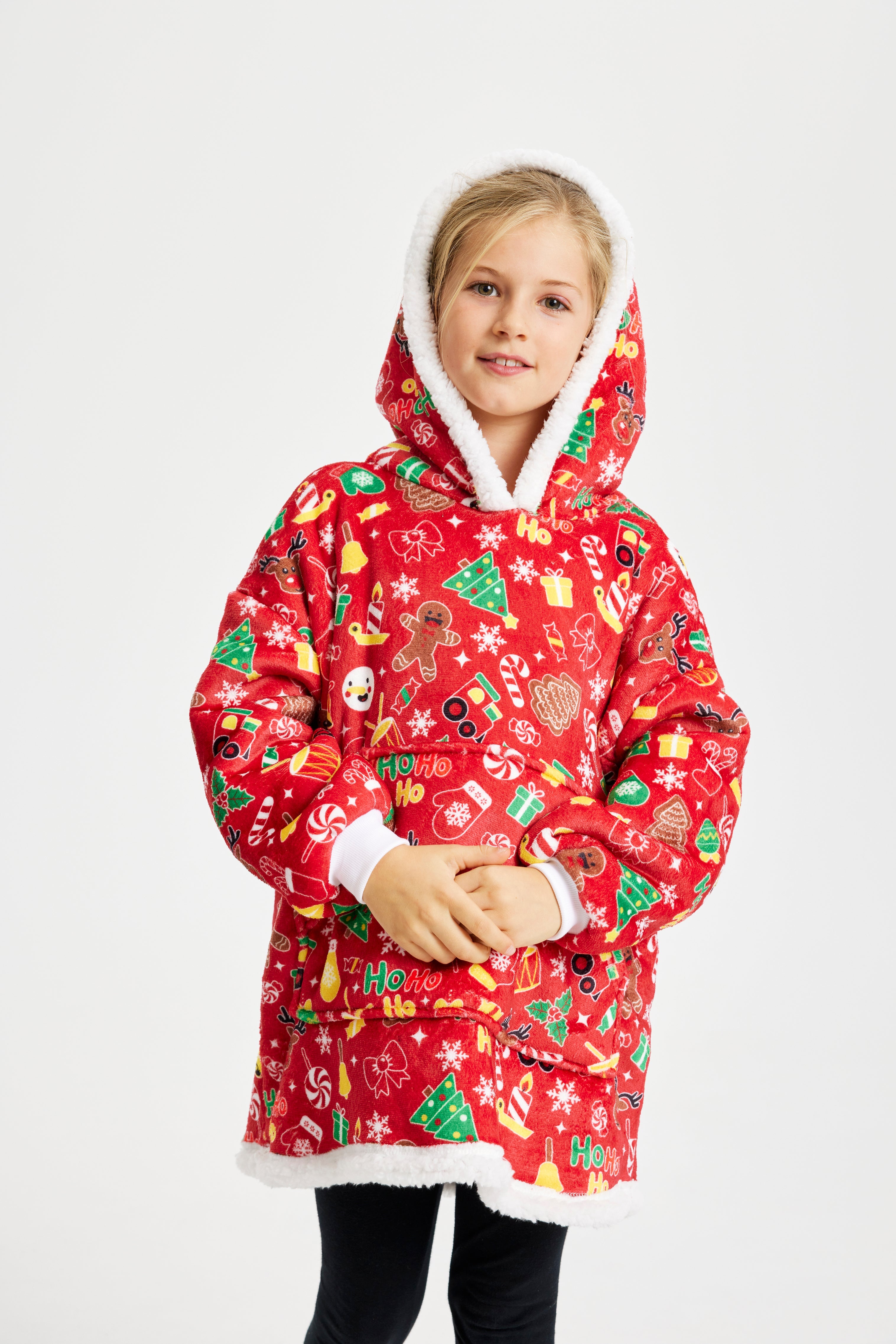 Et sødt barn iført en rød julehoodie med hætte og julemønster.