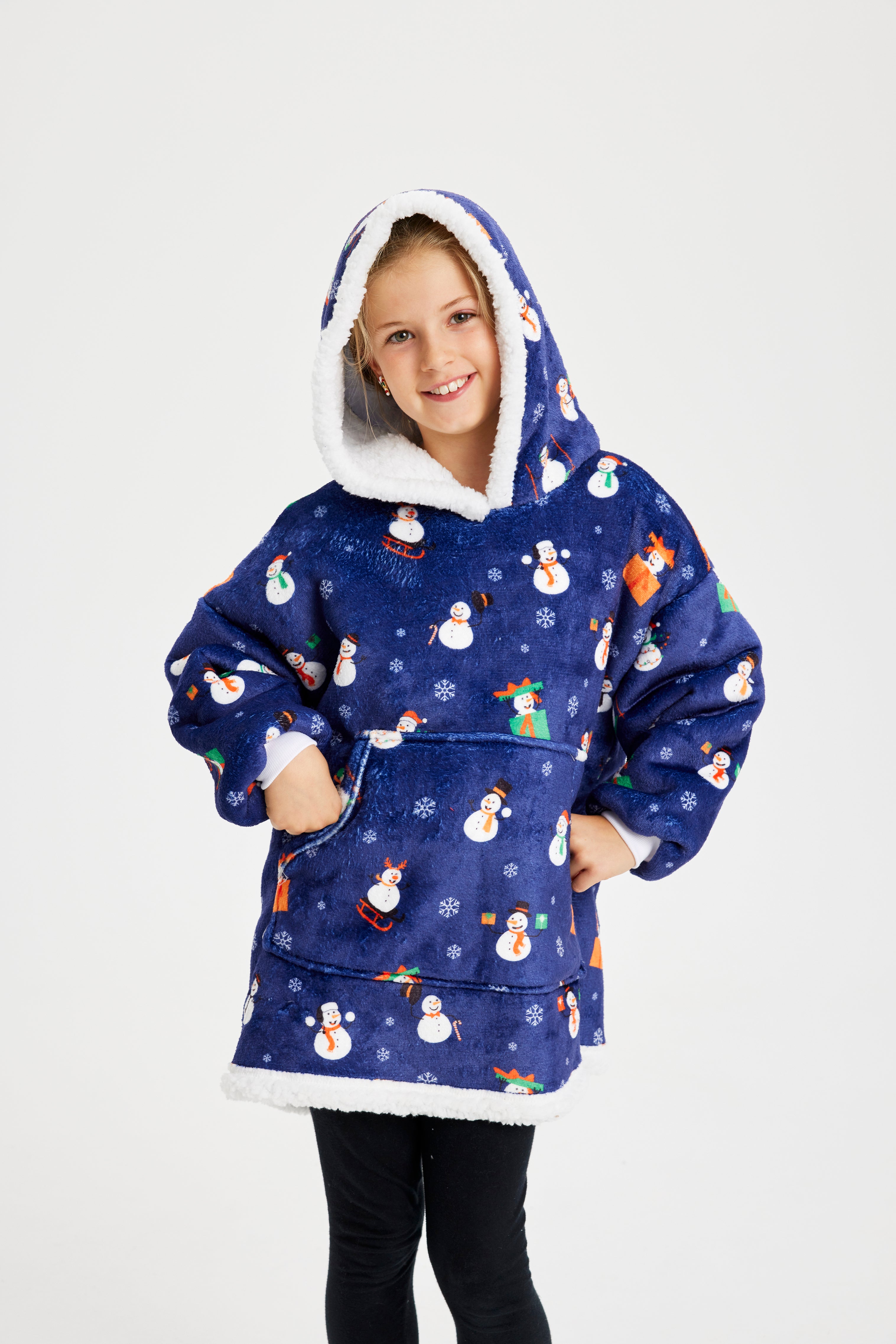 Et barn iført en blå julehoodie.