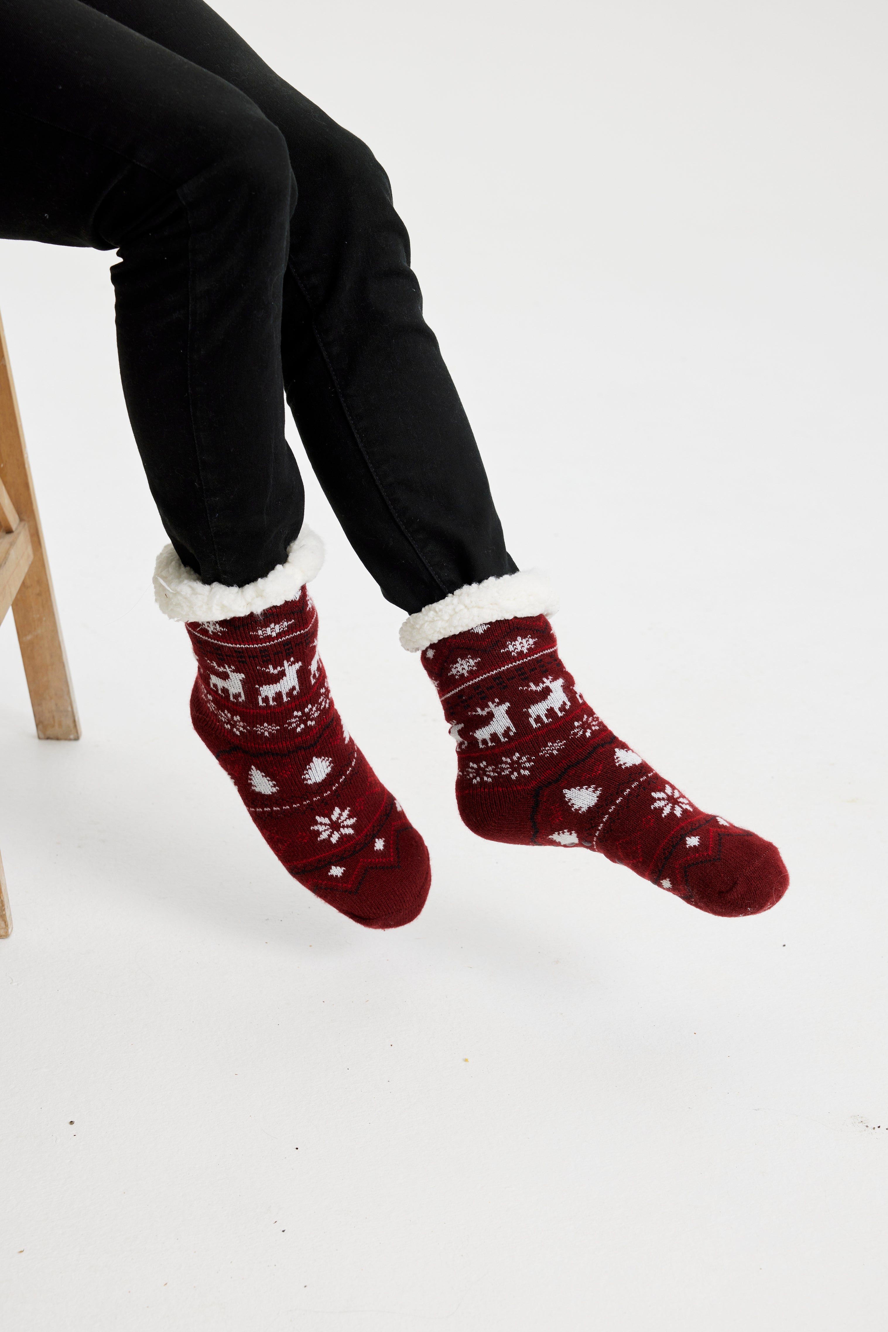Røde julesokker med julemønster på fra Julesweaters.dk