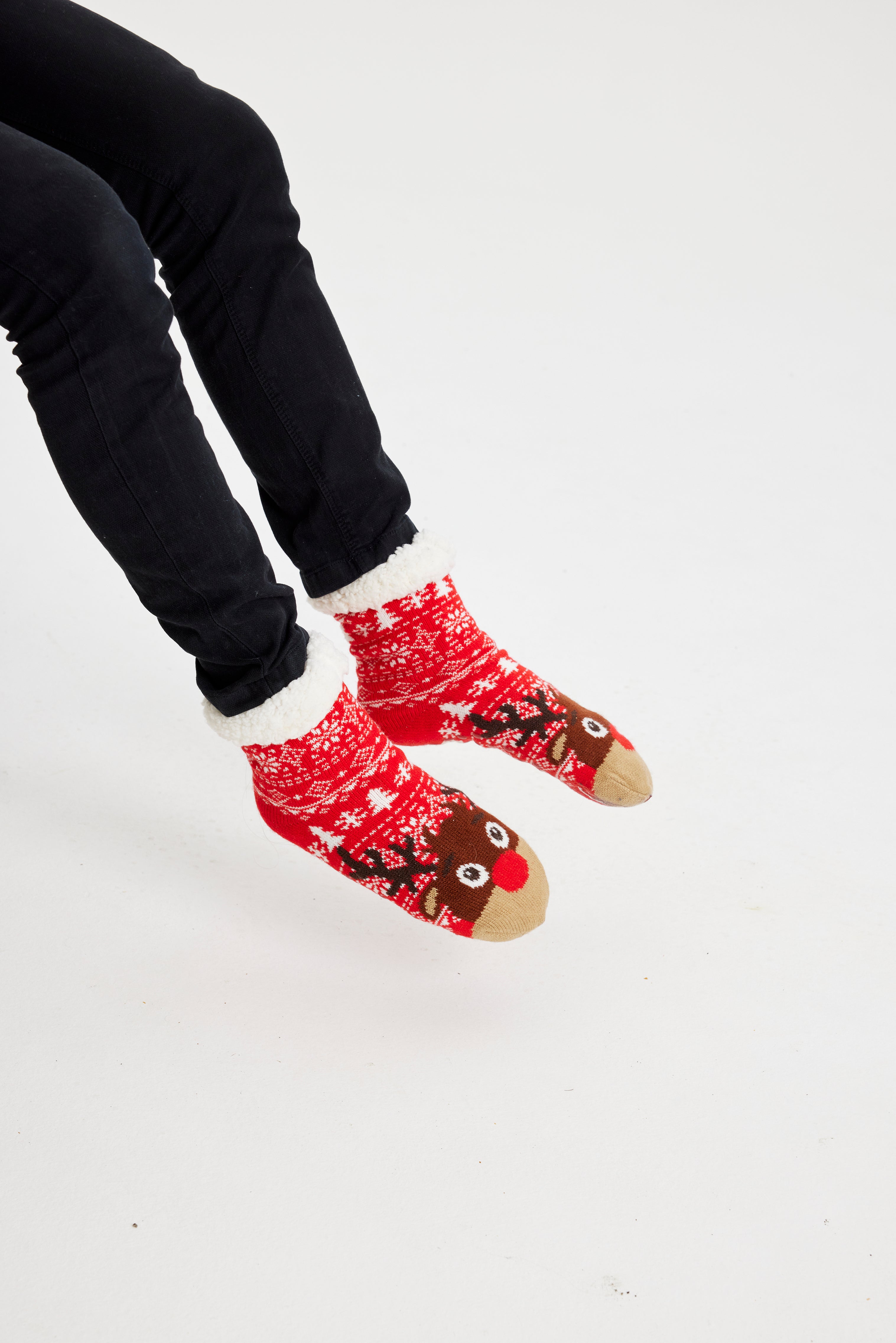 Et par fødder iført røde julesokker.
