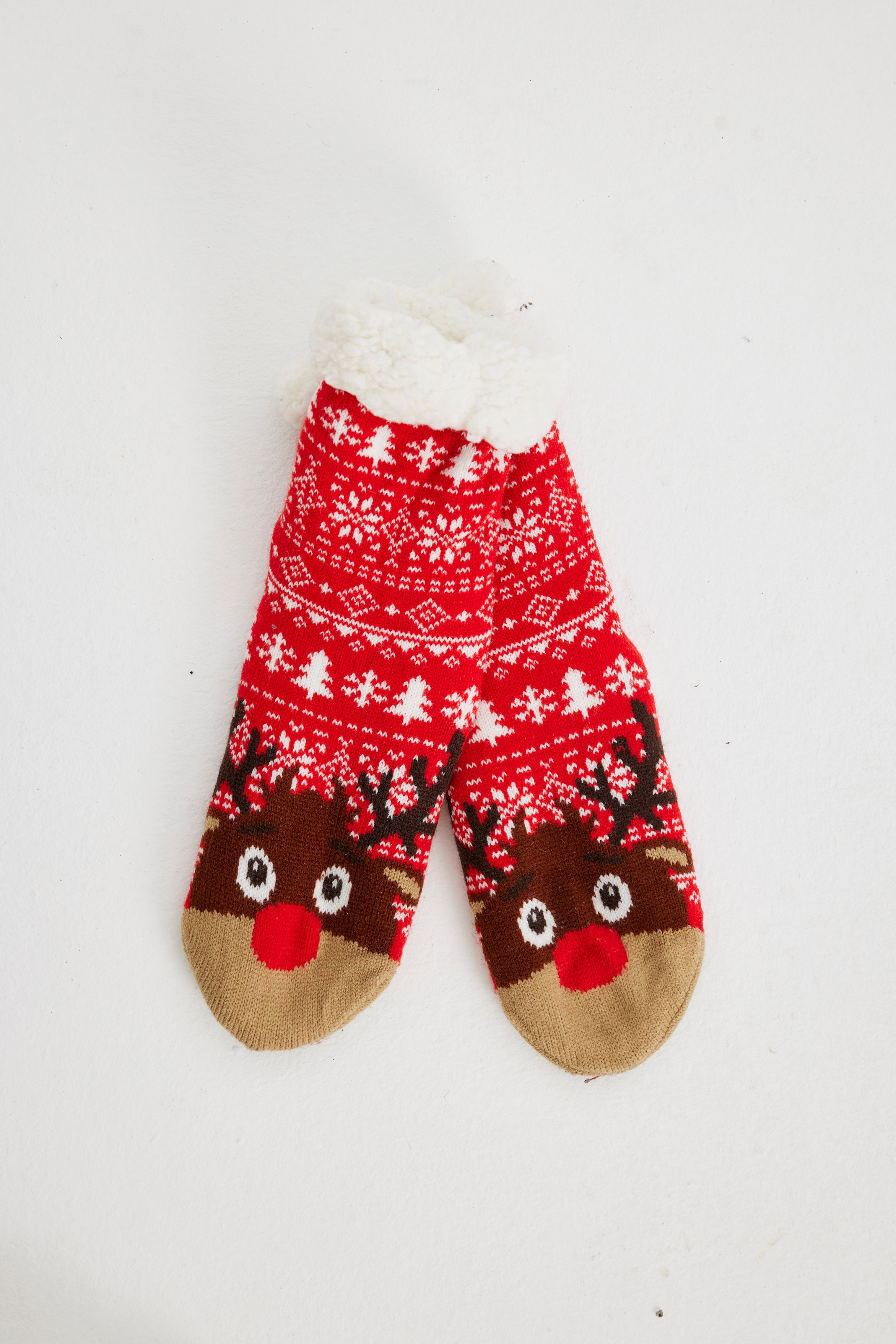 Et par røde julesokker med rensdyr på.