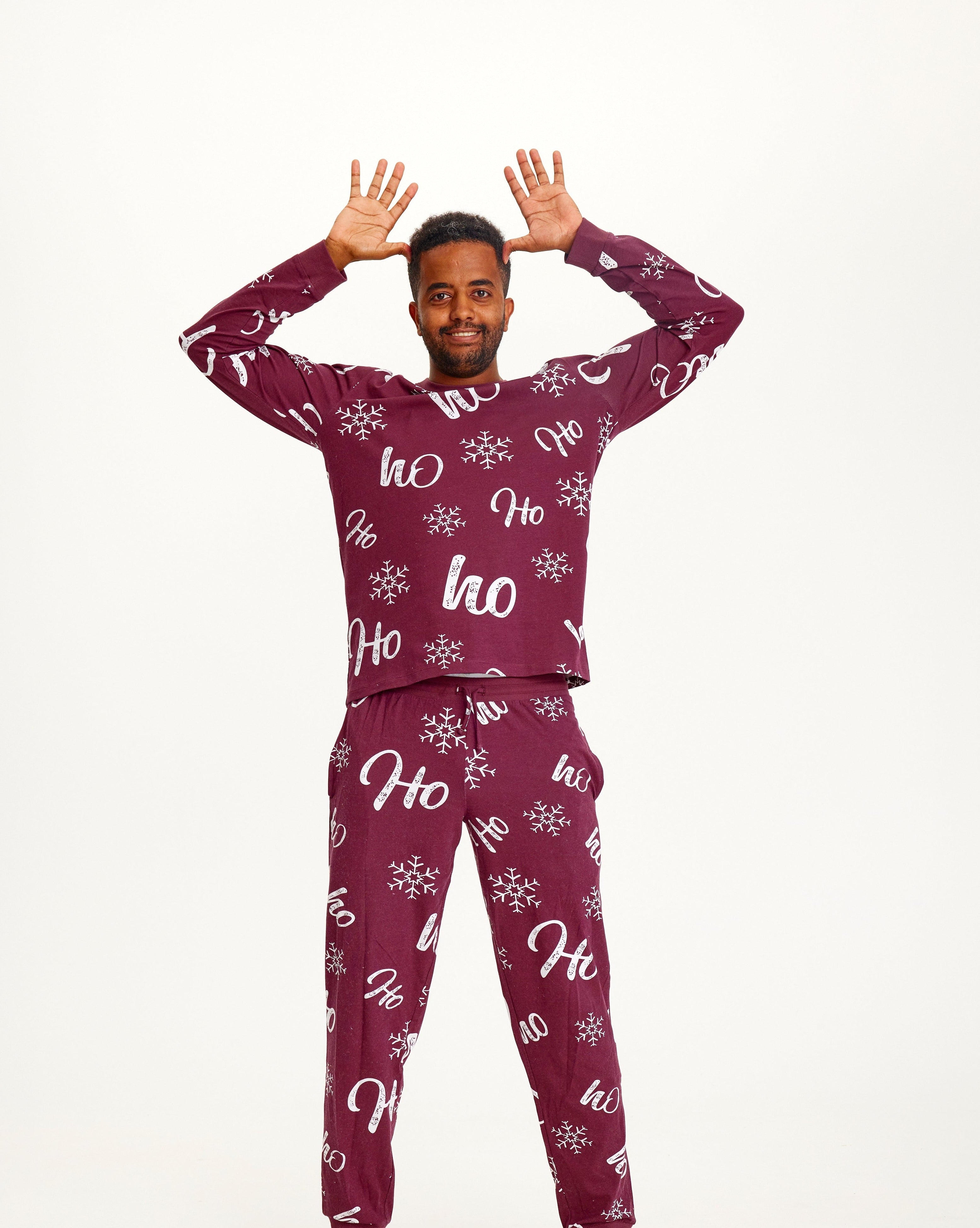 En man iført røde julepyjamas.