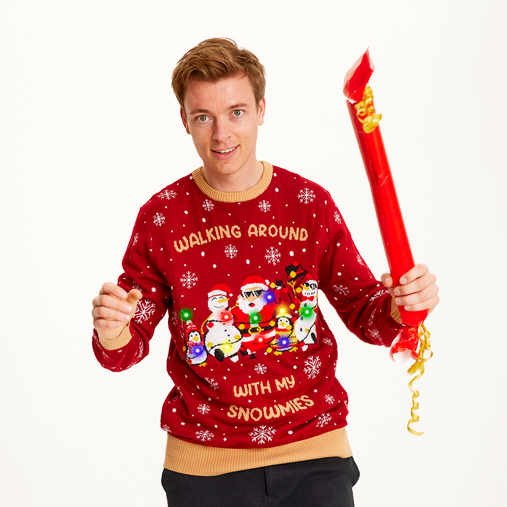 En mand iført en rød julesweater.