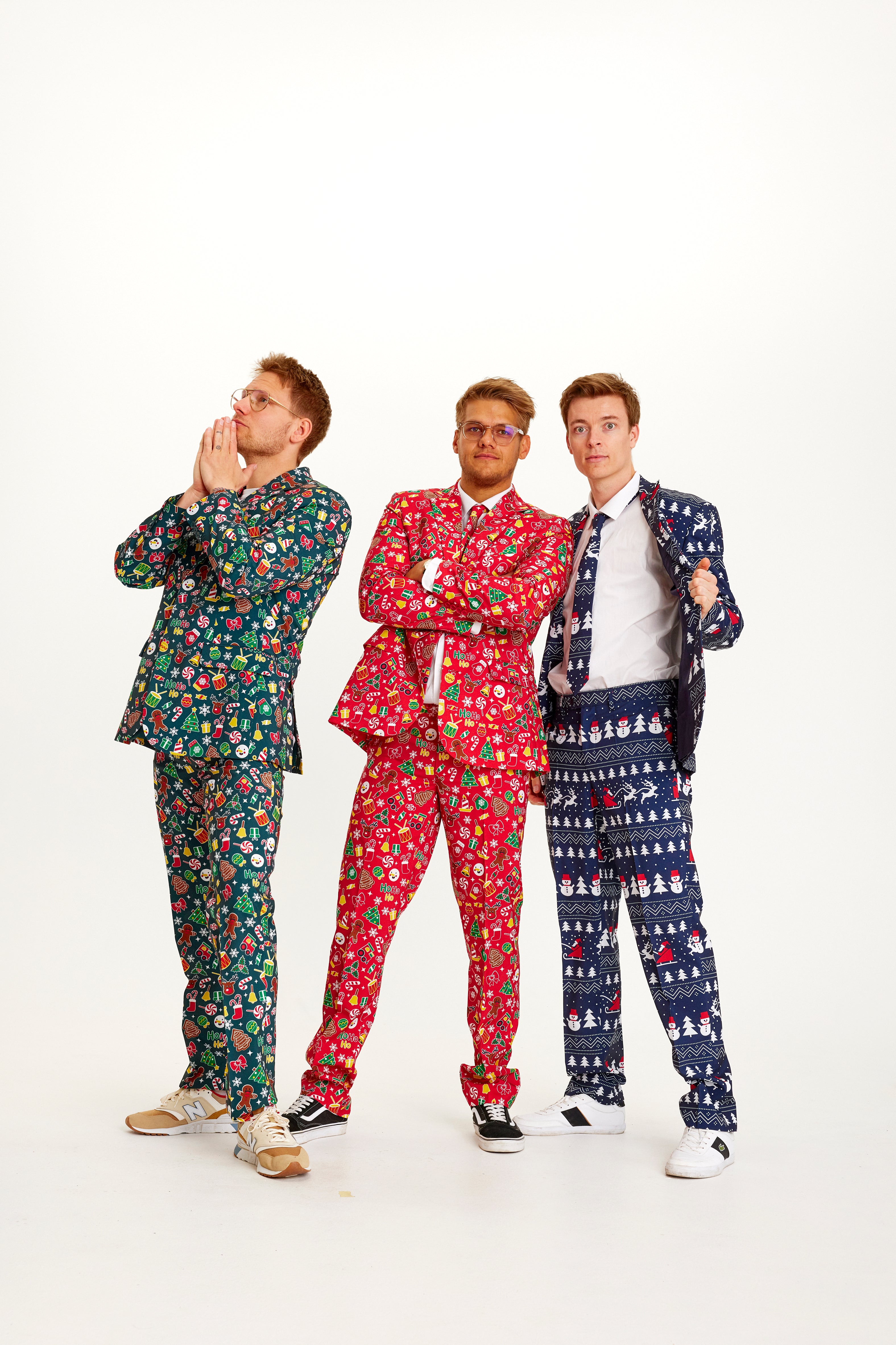Tre mænd hver iført et julesuit.