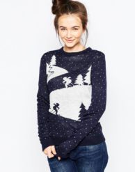 Blå julesweater med skilandskab
